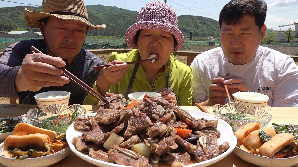 排骨加入各种蔬菜炖一大锅,香气飘的特别远~营养又美味哦!